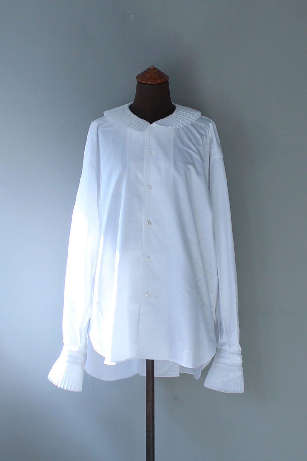 JUN MIAKMI “pleated collar oxford shirt “  (white)