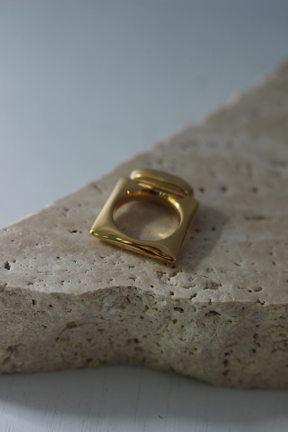 REE "square at stone ring - onyx" (gold)