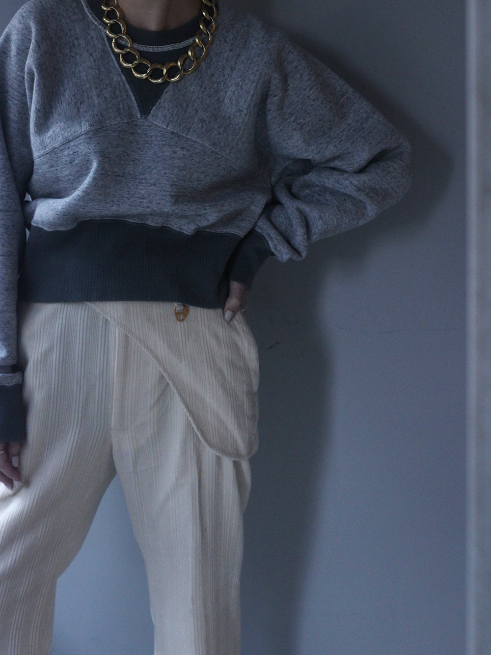 FILL THE BILL " BY COLLOR SHORT SWEAT ( GRAY x OLIVE)"